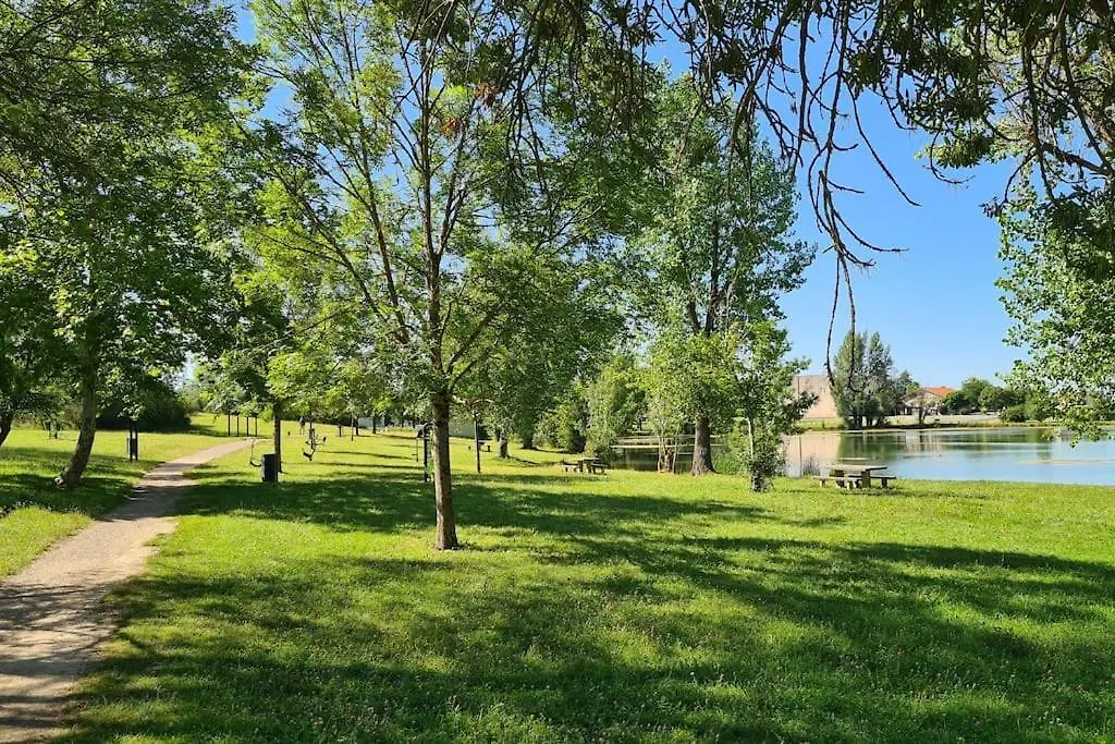 Holiday home Maison Au Bord Du Lac Cagnac-les-Mines